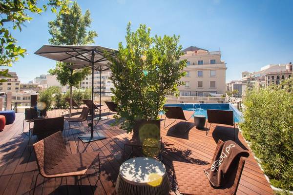 Terrasse des Ocean Drive Barcelona Hotels mit Swimmingpool und Sonnenschirmen