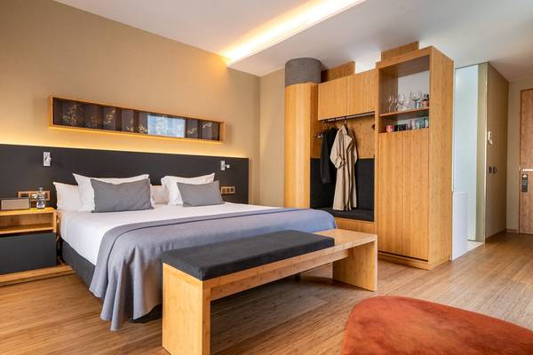 Hotelzimmer im Ocean Drive Barcelona mit Holzbett, bequemen Betten, Holzmöbeln und offenem Kleiderschrank.