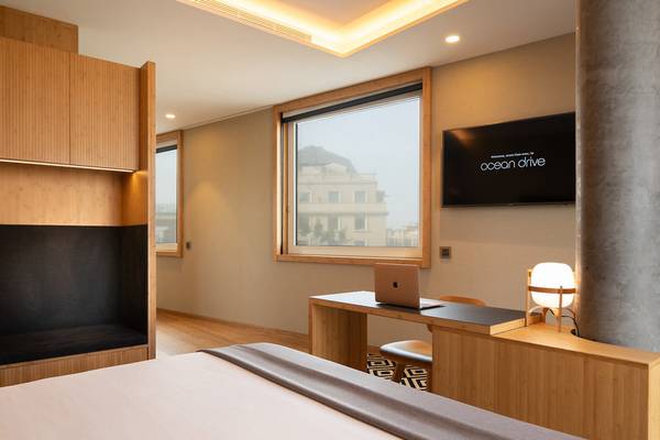 Hotelzimmer im Ocean Drive Barcelona mit Laptop auf Schreibtisch und großem Fenster.