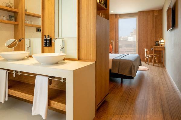 Badezimmer des Ocean Drive Barcelona Hotels mit zwei Waschbecken und einer Dusche.