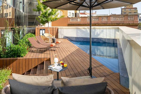 Hotelterrasse des Ocean Drive Barcelona mit Swimmingpool, Sonnenliegen und Schirm