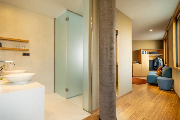 Badezimmer im Ocean Drive Barcelona Hotel mit weißen Armaturen und Fliesenboden.