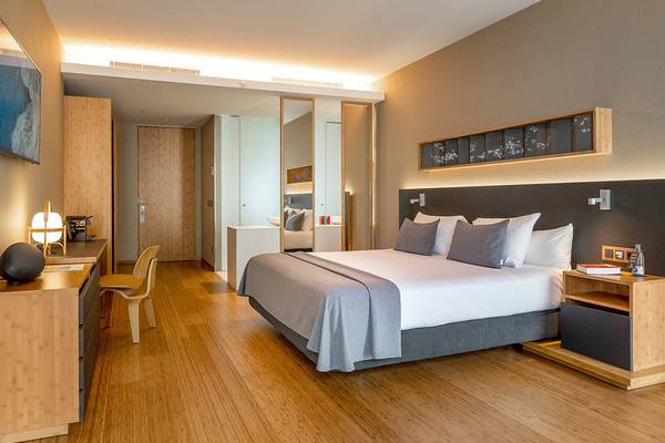 Innenansicht eines Hotelzimmers im Ocean Drive Barcelona mit Holzboden und modernen Möbeln.