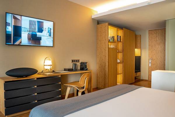 Innenansicht eines Zimmers im Ocean Drive Barcelona Hotel mit Bett, Schreibtisch, Lampe und Fernseher