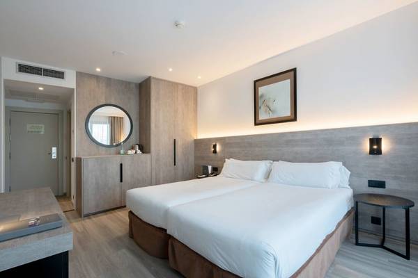 Doppelbettzimmer im Attica 21 Barcelona Mar Hotel mit moderner Einrichtung und Blick auf eine Spiegelwand.