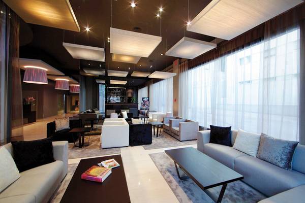 Hotellobby des Attica 21 Barcelona Mar mit modernen Möbeln, großen Fenstern und großen Lampen