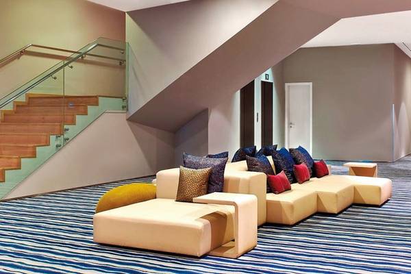 Lobby des W Barcelona Hotels mit Loungebereich, Couch und Treppe