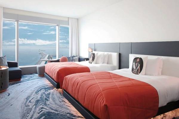 Innenansicht eines Zimmers im W Barcelona Hotel mit Blick auf das Meer.