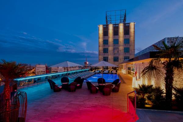 Terrasse des Catalonia Bayahibe Hotels bei Nacht mit Swimmingpool und Lounge-Sesseln