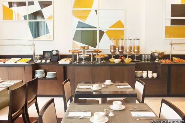 Frühstücksbuffet im Grupotel Gran Via 678 mit verschiedenen Speisen und Getränken.