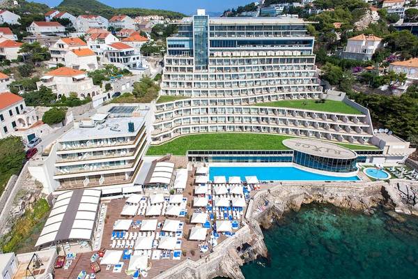 Luftaufnahme des Rixos Premium Dubrovnik Hotels mit Swimmingpool und vielen Sonnenliegen