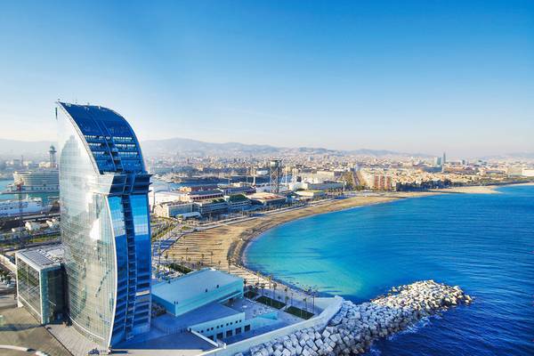 Luftaufnahme des W Barcelona Hotels mit Blick auf die Stadt und das Meer