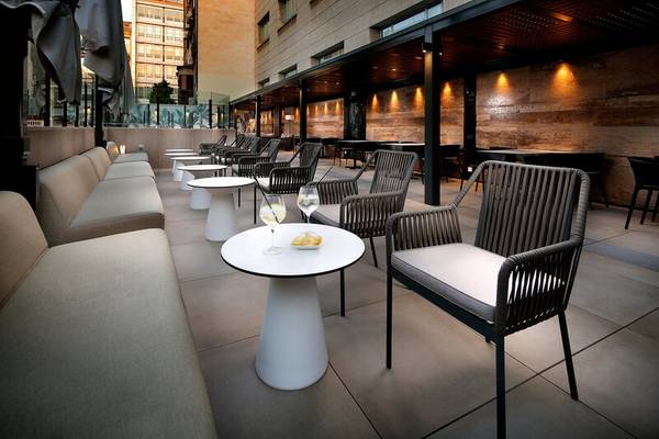 Terrasse des HCC St. Moritz Hotels mit Möbeln und Tischen im Freien