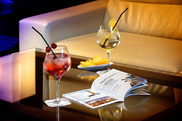 Cocktails auf einem Tisch im HCC St. Moritz Hotel neben einer offenen Zeitschrift.