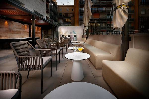 Terrasse des HCC St. Moritz Hotels mit modernen Möbeln und Cocktails.
