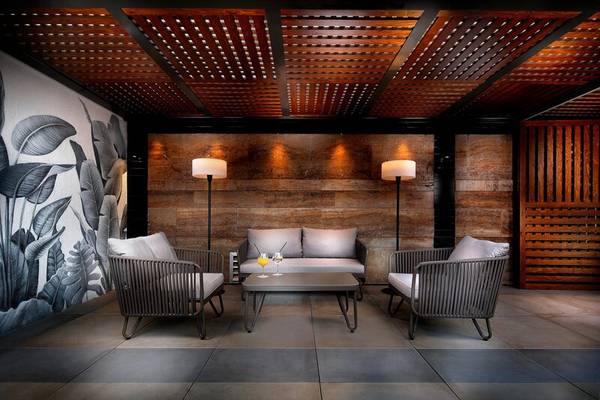 Innenbereich des HCC St. Moritz Hotels mit Sitzbereich und Holzwänden.