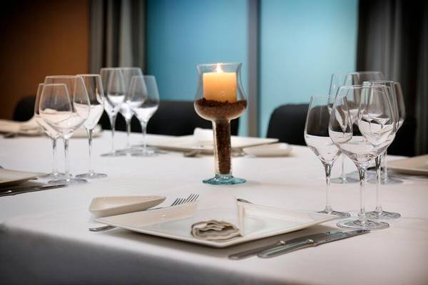 Tisch im Restaurant des HCC St. Moritz mit brennender Kerze und leeren Gläsern.