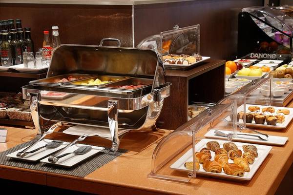 Buffet-Tisch im HCC St. Moritz mit verschiedenen Gerichten und Früchten.