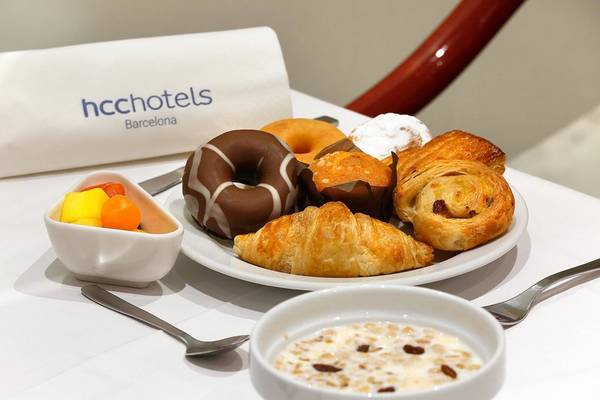 Frühstücksbuffet im HCC St. Moritz mit verschiedenen Gebäcksorten und Früchten.