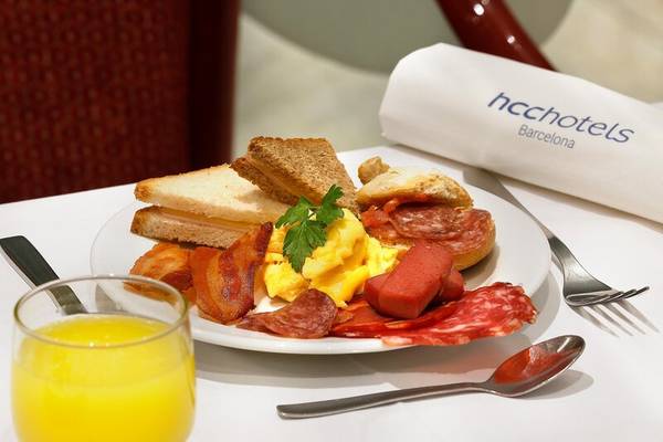 Frühstücksbuffet im HCC St. Moritz Hotel mit Eiern, Speck, Würstchen und Toast.