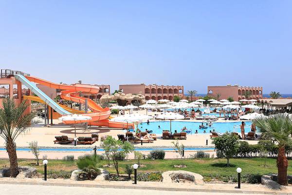 Außenbereich des Three Corners Happy Life Beach Resorts mit Wasserrutschen und Swimmingpool.
