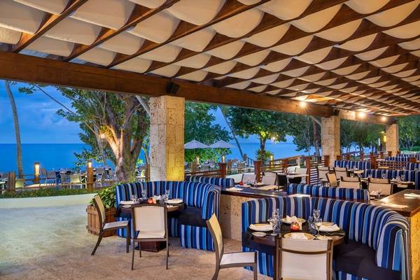 Terrassen-Restaurant des Hilton La Romana mit Blick auf das Meer.
