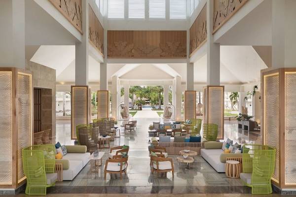Innenansicht der Lobby des Hilton La Romana Hotels mit Möbeln und Pflanzen.