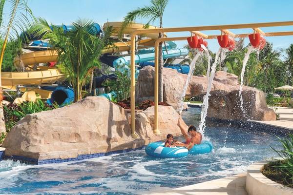 Wasserpark im Hilton La Romana mit Wasserrutschen und Pool.
