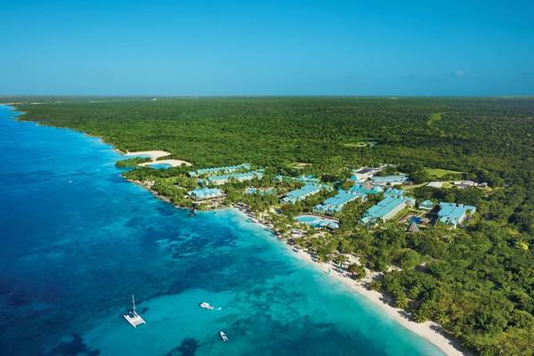 Luftaufnahme des Hilton La Romana Resorts mit blauem Wasser und grünen Bäumen