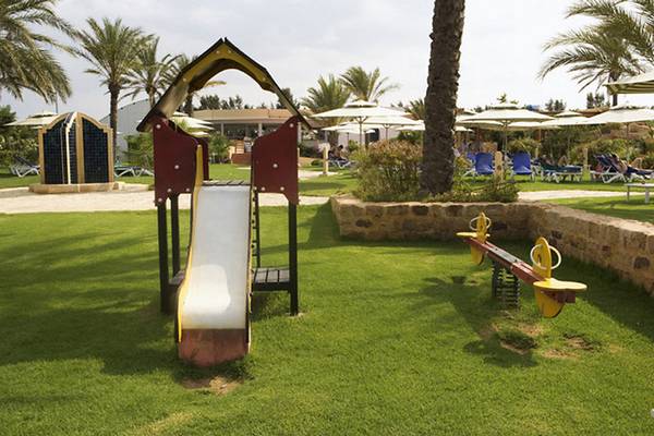 Kinderspielplatz im Freien im Medina Belisaire Hotel mit Rutsche und Schaukel