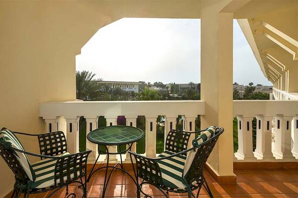 Balkon mit Blick auf das Hotel Medina Belisaire & Thalasso und die umliegende Landschaft