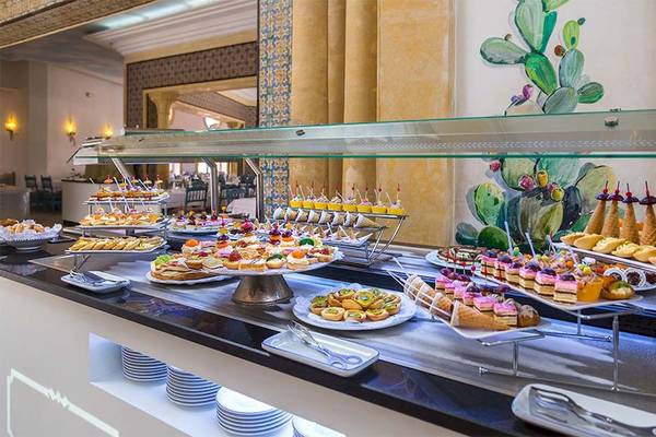 Buffet im Medina Belisaire & Thalasso Hotel mit einer Auswahl an Desserts und Kuchen.
