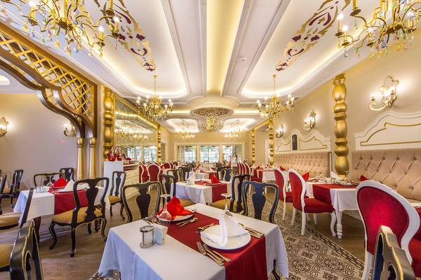 Innenbereich des Restaurants im Diamond Premium Hotel & Spa mit eleganten Möbeln und Dekorationen.