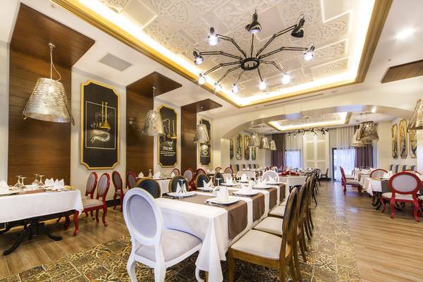 Innenbereich eines eleganten Restaurants im Diamond Premium Hotel & Spa mit langen Tischen und modernen Möbeln.