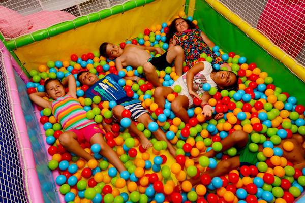 Mehrere Kinder spielen in einem Ballenpool voller bunter Bälle im Diamond Premium Hotel & Spa