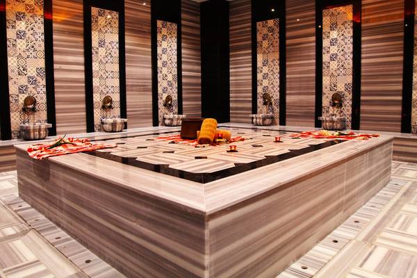 Wellness-Bereich im Diamond Premium Hotel & Spa mit Marmorboden und dekorativen Wänden.