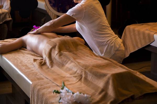 Eine Frau im Diamond Premium Hotel & Spa erhält eine Massage.