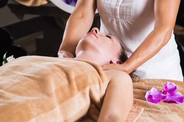 Frau erhält Massage im Diamond Premium Hotel & Spa
