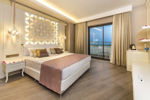 Schlafzimmer im Diamond Premium Hotel & Spa mit großem Bett, Balkon und moderner Einrichtung.