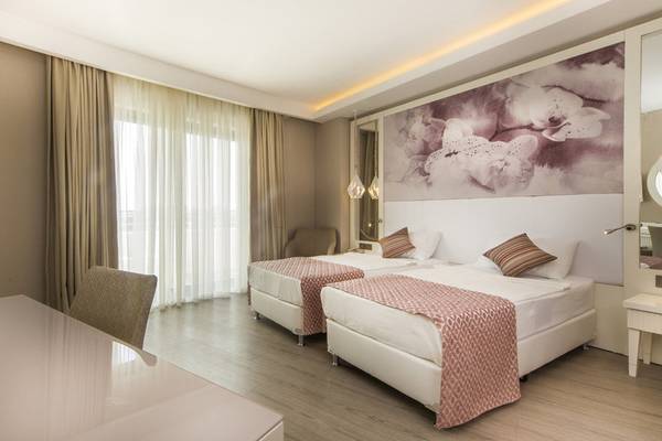 Doppelzimmer im Diamond Premium Hotel & Spa mit zwei Betten, Dekor und Möbeln.