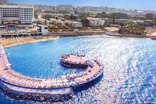 Luftaufnahme des Azura Deluxe Resort & Spa mit Hotel, Pool und Meerzugang