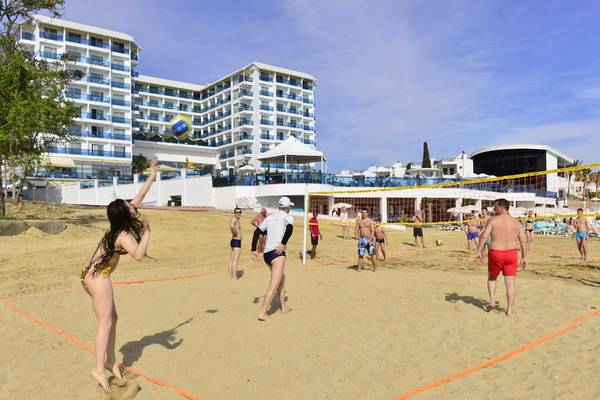 Volleyballspieler auf dem Strand vor dem Azura Deluxe Resort & Spa