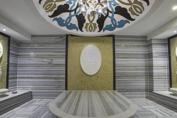 Innenansicht des Azura Deluxe Resorts & Spa mit Marmorboden und dekorativer Decke.