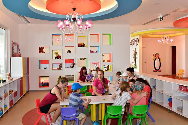 Kinderbetreuungsbereich im Azura Deluxe Resort & Spa mit bunten Stühlen und Tischen