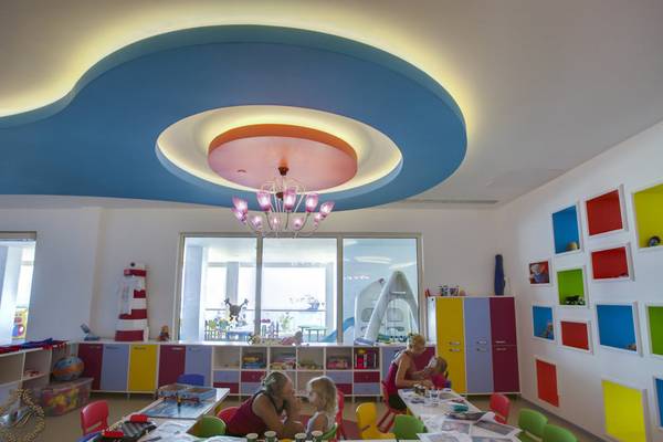 Kinderzimmer im Azura Deluxe Resort & Spa mit bunten Möbeln und Spielen.