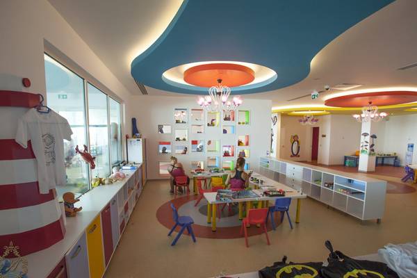 Kinderzimmer im Azura Deluxe Resort & Spa mit bunten Möbeln und Spielzeug.