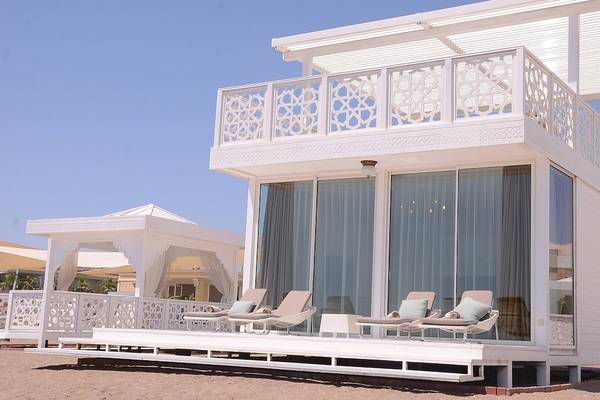 Luxus Strandvilla im Güral Premier Belek Hotel mit modernem Design und Lounge-Bereich am Strand.