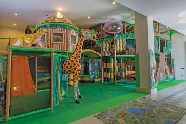 Spielplatz im Güral Premier Belek Hotel mit Dschungelthema, inklusive Giraffenstatue und Leopardenskulptur.