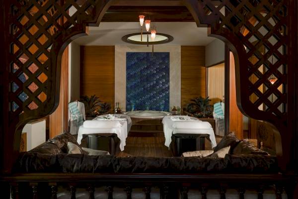 Behandlungsraum im Güral Premier Belek Hotel Spa mit zwei Massagetischen und einem Whirlpool.