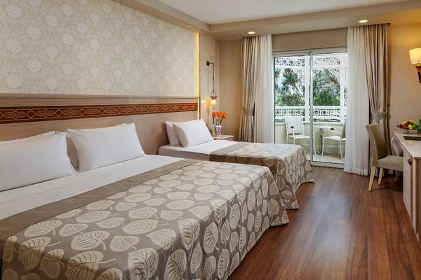 Hotelzimmer im Güral Premier Belek mit zwei Betten, einem Balkon und modernen Annehmlichkeiten.